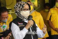 Bupati Jombang Mundjidah Wahab, memberi sambutan saat menghadiri kegiatan vaksinasi massal yang digelar DPD Partai Golkar Jombang, Sabtu (25/9/2021).