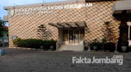 Kantor Dinas Pendidikan dan Kebudayaan (Diisdikbud) Jalan Bupati R Soedirman, Kabupaten Jombang.