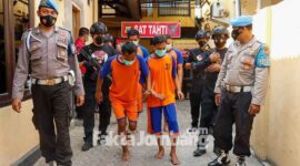 Empat tersangka kasus perampokan minimarket di Jombang, saat dikeler polisi di Mapolres Jombang.
