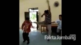 Screenshot (tangkapan layar) salah satu adegan pelaku menyerang Kades Catakgayam, Kecamatan Mojowarno, Kabupaten Jombang.
