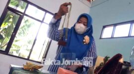 Ike Norawati (38), pemateri sekaligus tutor pelatihan, menunjukkan sejumlah bahan yang akan dibuat aksesoris kalung suspeso, Kamis (16/9/2021).