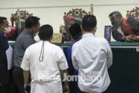 Penyerahan bukti tambahan berupa video rekaman CCTV menayangkan pihak tergugat mengambil uang di rumah tergugat, kepada Majelis Hakim PN Jombang, Kamis (9/9/2021). 