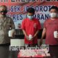 Tersangka Yayan beserta barang bukti ribuan pil dobel L, saat diamankan di Polsek Jogoroto, Jombang.