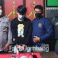 Tersangka Moh Hardi D beserta barang bukti sabu-sabu, diamankan di Polsek Mojowarno, Jombang.,