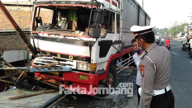 truk tambrak 3 kendaraan di Tunggorono Jombang