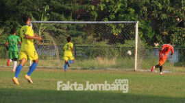 Ricko, pemain Persekabpas saat menceploskan bola ke gawang SM Rajawali Biru tanpa pengawalan di menit 53.