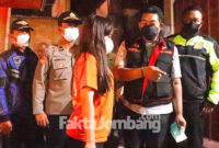 AKP Moch Mukid, Kasat Resnarkoba Polres Jombang saat mengimbau seorang warga agar tidak berkerumun, Rabu (13/10/2021) malam.