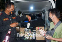 Kasat Sabhara Polres Jombang, Iptu Mulyani saat menunjukkan miras berbagai merek yang diamankan di pinggir jalan.