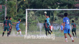 Serangan dari Tim SM Rajawali Biru masih bisa dihalau penjaga gawang PSID Jombang dalam laga persahabatan di Stadion Merdeka Jombang, Sabtu (9/10/2021) sore.