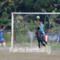 Serangan dari Tim SM Rajawali Biru masih bisa dihalau penjaga gawang PSID Jombang dalam laga persahabatan di Stadion Merdeka Jombang, Sabtu (9/10/2021) sore.