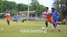 Pemain SM Rajawali Biru melewati pemain Persem Mojokerto dalam laga di Gelora A Yani Kota Mojokerto.