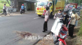 Polisi saat melakukan olah TKP, Jalan Raya Desa Denanyar, Kecamatan/ Kabupaten Jombang, Rabu (27/10/2021).