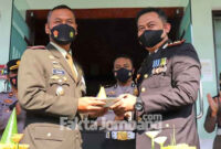 Kapolres Jombang AKBP Agung Setyo Nugroho memberikan potongan tumpeng ke Dandim 0814 Jombang Letkol Inf Triyono, Selasa (5/10/2021).