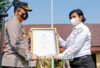 Kapolres Jombang AKBP Agung Setyo Nugroho menerima penghargaan dari Ketua TRC PPA, Jeny Claudya Lumowah, atas keberhasilannya mengungkap dan menyelesaikan 114 kasus kekerasan perempuan dan anak di Kabupaten Jombang, Kamis (7/10/2021).