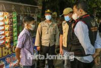 Petugas saat memberi imbauan kepada pemuda agar tetap mematuhi protokol kesehatan (Prokes) Covid-19.