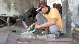 Tekno (38) saat mengerjakan arit/sabit pesanan di bengkel usahanya, Dusun Simo, Desa Pucangsimo, Kecamatan Bandarkedung Mulyo, Kabupaten Jombang, Jawa Timur, Jumat (1/10/2021)