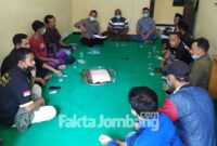 Sejumlah ketua dan pengurus perguruan pencak silat se-Kecamatan Plandaan, Kabupaten Jombang, saat dikumpilkan di Polsek Plandaan untuk menjalin silaturrahmi dan komunikasi.