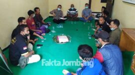 Sejumlah ketua dan pengurus perguruan pencak silat se-Kecamatan Plandaan, Kabupaten Jombang, saat dikumpilkan di Polsek Plandaan untuk menjalin silaturrahmi dan komunikasi.