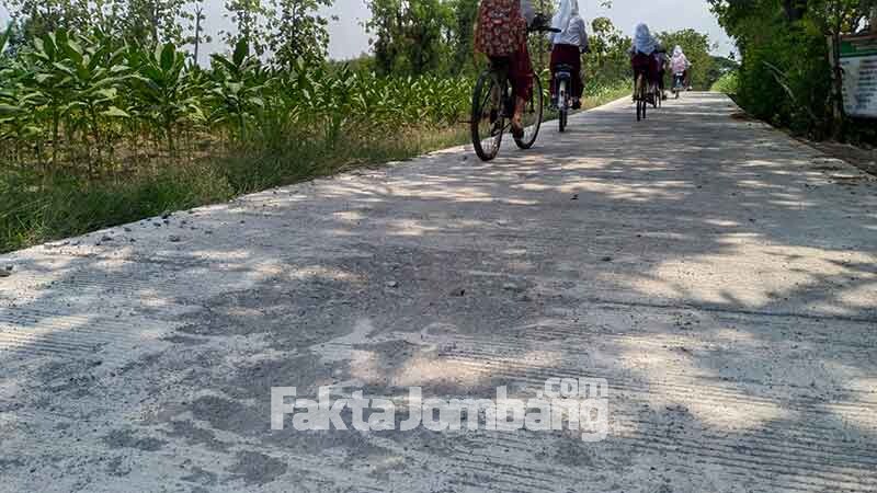rabat beton di Darurejo Plandaan Jombang sudah rusak