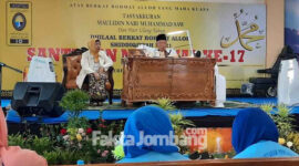 Syech Muchtarulloh Al-Mujtaba Kiai Muhammad Mu'thi sedang memimpin doa bersama untuk bangsa dan negara Indonesia.