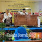 Syech Muchtarulloh Al-Mujtaba Kiai Muhammad Mu'thi sedang memimpin doa bersama untuk bangsa dan negara Indonesia.