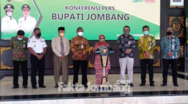 Bupati Jombang, Mundjidah Wahab saat memberikan penjelasan di hadapan awak media di Pendopo Jombang.