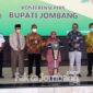 Bupati Jombang, Mundjidah Wahab saat memberikan penjelasan di hadapan awak media di Pendopo Jombang.