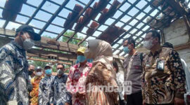 Bupati Jombang, Mundjidah Wahab saat meninjau lokasi bencana puting beliung di Desa Purisemanding, Kecamatan Plandaan, Kabupaten Jombang.