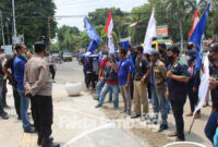 Aksi demo buruh di depan Kantor Dinas Ketenagakerjaan Kabupaten Jombang, Jalan KH Wahid Hasyim, Selasa (9/11/2021).