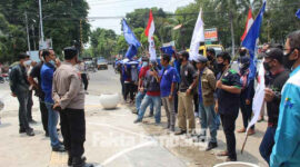 Aksi demo buruh di depan Kantor Dinas Ketenagakerjaan Kabupaten Jombang, Jalan KH Wahid Hasyim, Selasa (9/11/2021).