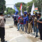 Aksi demo buruh di depan Kantor Dinas Ketenagakerjaan Kabupaten Jombang, Jalan KH Wahid Hasyim, Selasa (9/11/2021).