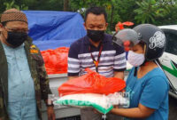 Para PKL di Jombang yang menerima bantuan sembako dari GP Ansor Jombang, Jumat (19/11/2021) siang.