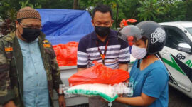 Para PKL di Jombang yang menerima bantuan sembako dari GP Ansor Jombang, Jumat (19/11/2021) siang.