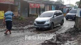 Kondisi jalan Tapen – Kabuh, Kabupaten Jombang yang rusak berat.