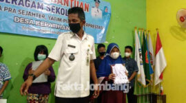 Pemdes Kepatihan saat berbagi bantuan seragam gratis untuk warganya.
