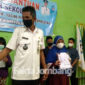 Pemdes Kepatihan saat berbagi bantuan seragam gratis untuk warganya.