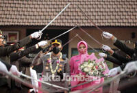 Tradisi Pedang Pora, Kapolres Jombang baru AKBP Moh Nurhidayat saat disambut formasi pedang yang dihunus di atas kepala, berbentuk gapura dan berbaris memanjang, saat memasuki gerbang Mako Polres Jombang.