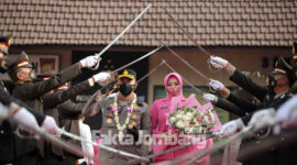 Tradisi Pedang Pora, Kapolres Jombang baru AKBP Moh Nurhidayat saat disambut formasi pedang yang dihunus di atas kepala, berbentuk gapura dan berbaris memanjang, saat memasuki gerbang Mako Polres Jombang.