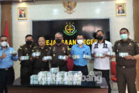 Kejari Jombang saat menunjukkan uang tunai Rp 1,4 miliar yang akan disetor ke kas negara, sebagai bagian dari uang pengganti atas nama terpidana HM Masykur Affandi, dalam kasus korupsi Kredit Usaha Pembibitan/Peternakan Sapi (KUPS) Tahun 2010 dan 2011.