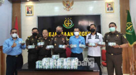 Kejari Jombang saat menunjukkan uang tunai Rp 1,4 miliar yang akan disetor ke kas negara, sebagai bagian dari uang pengganti atas nama terpidana HM Masykur Affandi, dalam kasus korupsi Kredit Usaha Pembibitan/Peternakan Sapi (KUPS) Tahun 2010 dan 2011.