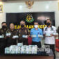Kejari Jombang saat menunjukkan uang tunai Rp 1,4 miliar yang akan disetor ke kas negara, sebagai bagian dari uang pengganti atas nama terpidana HM Masykur Affandi, dalam kasus korupsi Kredit Usaha Pembibitan/Peternakan Sapi (KUPS) Tahun 2010 dan 2011.