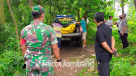 Petugas saat mengevakuasi mayat Sriani di sawah Dusun Juwet Desa Kedunglosari, Kecamatan Tembelang, Kabupaten Jombang.
