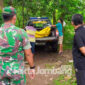 Petugas saat mengevakuasi mayat Sriani di sawah Dusun Juwet Desa Kedunglosari, Kecamatan Tembelang, Kabupaten Jombang.