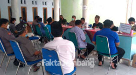 Penutupan pendafaran bakal calon Kades di Balai Desa Mayangan, Kecamatan Jogoroto, Kabupaten Jombang, Jumat (19/11/2021). 