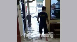 Tangkapan layar (screenshot) video Mapolsek Ploso, Jombang, kebanjiran.