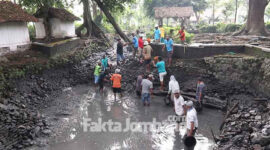 Warga Desa Made Kecamatan Kudu saat membersihkan Sendang Made, Sabtu (13/11/2021) 
