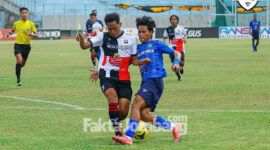 Pemain SM Rajawali Biru FC (kaos biru) sedang berebut bola dengan pemain FC Maestro (kaos kombinasi putih merah hitam) di laga perdana yang berlangsung di Stadion Joko Samudra, Kabupaten Gresik, Minggu (7/11/2021).