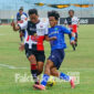 Pemain SM Rajawali Biru FC (kaos biru) sedang berebut bola dengan pemain FC Maestro (kaos kombinasi putih merah hitam) di laga perdana yang berlangsung di Stadion Joko Samudra, Kabupaten Gresik, Minggu (7/11/2021).