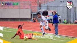 Pemain Malang United (jersey oranye) mencoba menghadang pemain SM Rajawali Biru, dalam pertandingan Liga 3 Zona Jawa Timur di Stadion Joko Samudro, Jalan Veteran Kabupaten Gresik, Sabtu (13/11/2021).
