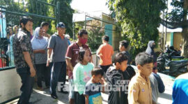 Warga sedang mengantre pembagian seratusan nasi bungkus dan sejumlah paket bantuan di halaman SMK Sultan Agung 1 Cukir, Kecamatan Diwek, Jombang, Jumat (26/11/2021).